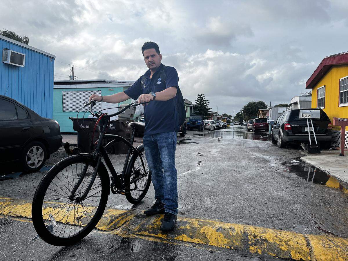 Yasier Morales, de 36 años, tiene un año viviendo en Holiday Acres, una zona de viviendas móviles ubicada en 1401 West 29th St, en Hialeah.&nbsp;En dos oportunidades ha visto como la temporada de huracanes ha inundado la calle de su comunidad, limitando el acceso a su vivienda