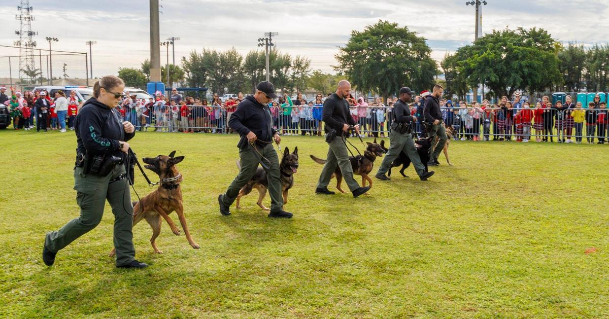 Miembros de la unidad K-9 del Departamento de Policía de Hialeah participaron en una manifestación ante estudiantes de diferentes escuelas de Hialeah durante un evento de colecta de juguetes en el parque del Centro de Arte y Entretenimiento del Milander, el miércoles 6 de diciembre de 2023.