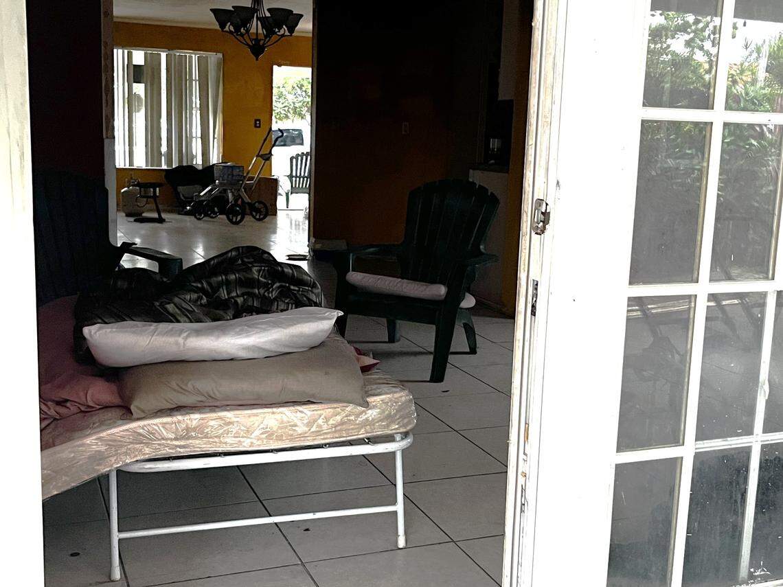 En una cama improvisada, en medio de la sala de su casa en Hialeah vive Juan Balbastro de 65 años, quien hace cuatro años está esperando que la ciudad cumpla con el acuerdo de reparar su vivienda. La desalojó hace dos años para que hicieran las renovaciones, suspendió el servicio eléctrico y de agua pero aún no han hecho las reparaciones