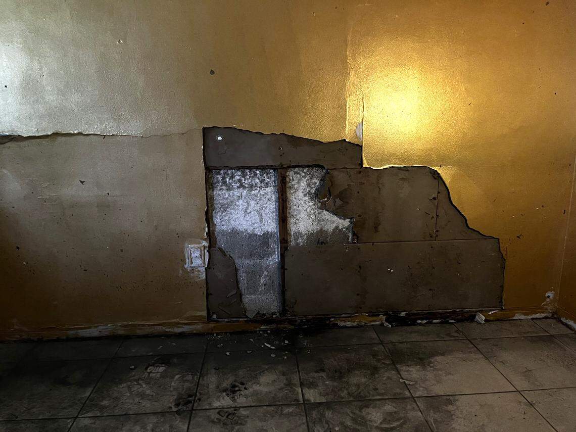 La casa de Juan Balbastro, de 65 años, se está cayendo a pedazos. En 2019 solicitó ayuda a Hialeah para que a través de subvenciones le repararan la vivienda, pero cuatro años después los trámites burocráticos han impedido comenzar a ejecutar el proyecto. Las paredes y techo tienen filtraciones, el agua se cuela por la estructura y el daño cada día empeora la inhabitabilidad de la estructura