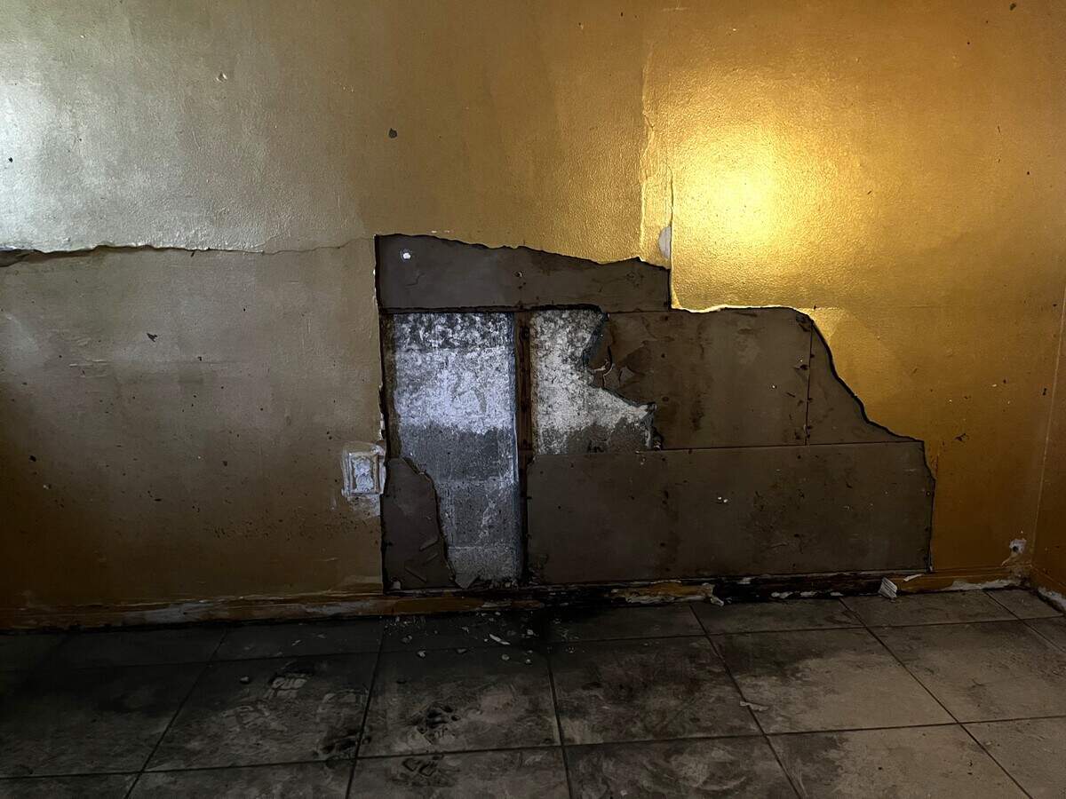 La casa de Juan Balbastro, de 65 años, se está cayendo a pedazos. En 2019 solicitó ayuda a Hialeah para que a través de subvenciones le repararan la vivienda, pero cuatro años después los trámites burocráticos han impedido comenzar a ejecutar el proyecto. Las paredes y techo tienen filtraciones, el agua se cuela por la estructura y el daño cada día empeora la inhabitabilidad de la estructura