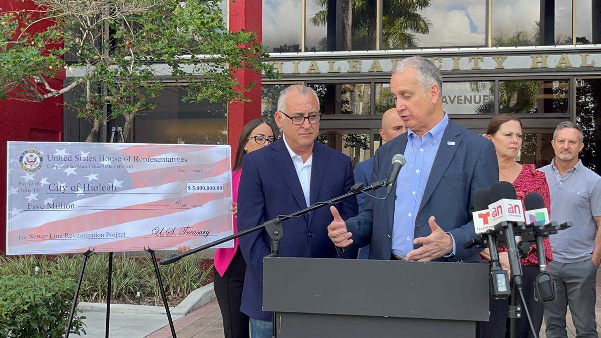 El congresista Mario Díaz-Balart habla sobre la ayuda federal entregada a Hialeah en materia de alcantarillado y carreteras junto al alcalde Esteban Bovo Jr., el director interino del Departamento del Agua y Alcantarillado Kevin Lynskey, y los concejales Jackeline García-Roves, Jesús Tundidor y Vivian Casáls-Muñoz