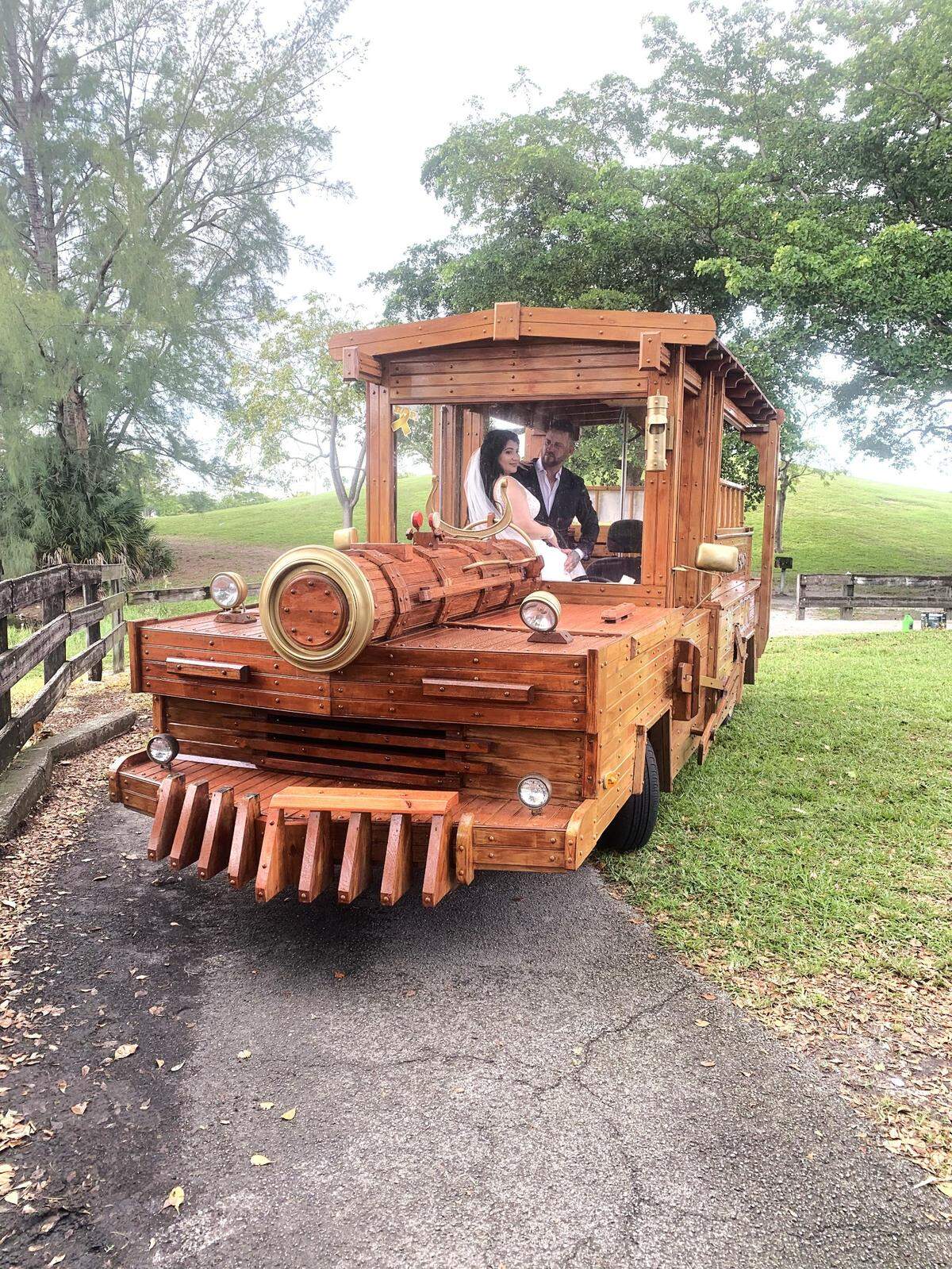 Novios alquilaron el tren de madera de Hialeah, mejor conocido como BubuTour, para su boda y lo utilizaron para sus fotografías en Amelia Earthart Park, al norte de la ciudad. La ingeniosa idea de Julio Ramírez, un uruguayo que tiene más de 35 años en la ciudad, de convertir su Dodge Dakota 2001 en un tren de madera les ha servido para alquilar el vehículo para todo tipo de eventos.