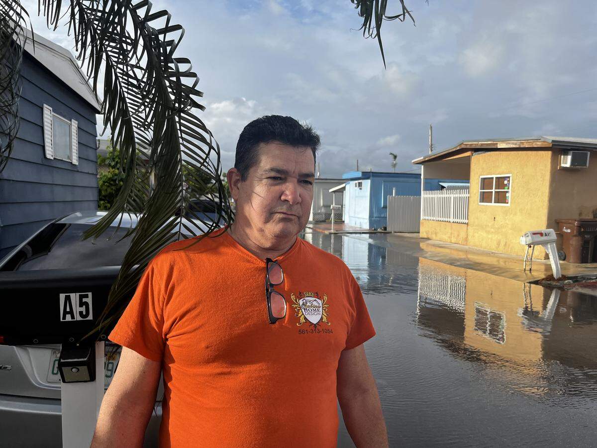 Publio Hernández, de 59 años, tiene un mes viviendo junto con su esposa en Holiday Acres, una zona de viviendas móviles ubicada en 1401 West 29th St., en Hialeah.&nbsp;Es la primera vez que ve una inundación como esta en Estados Unidos, tiene dos años viviendo en el país, tras salir de Cuba
