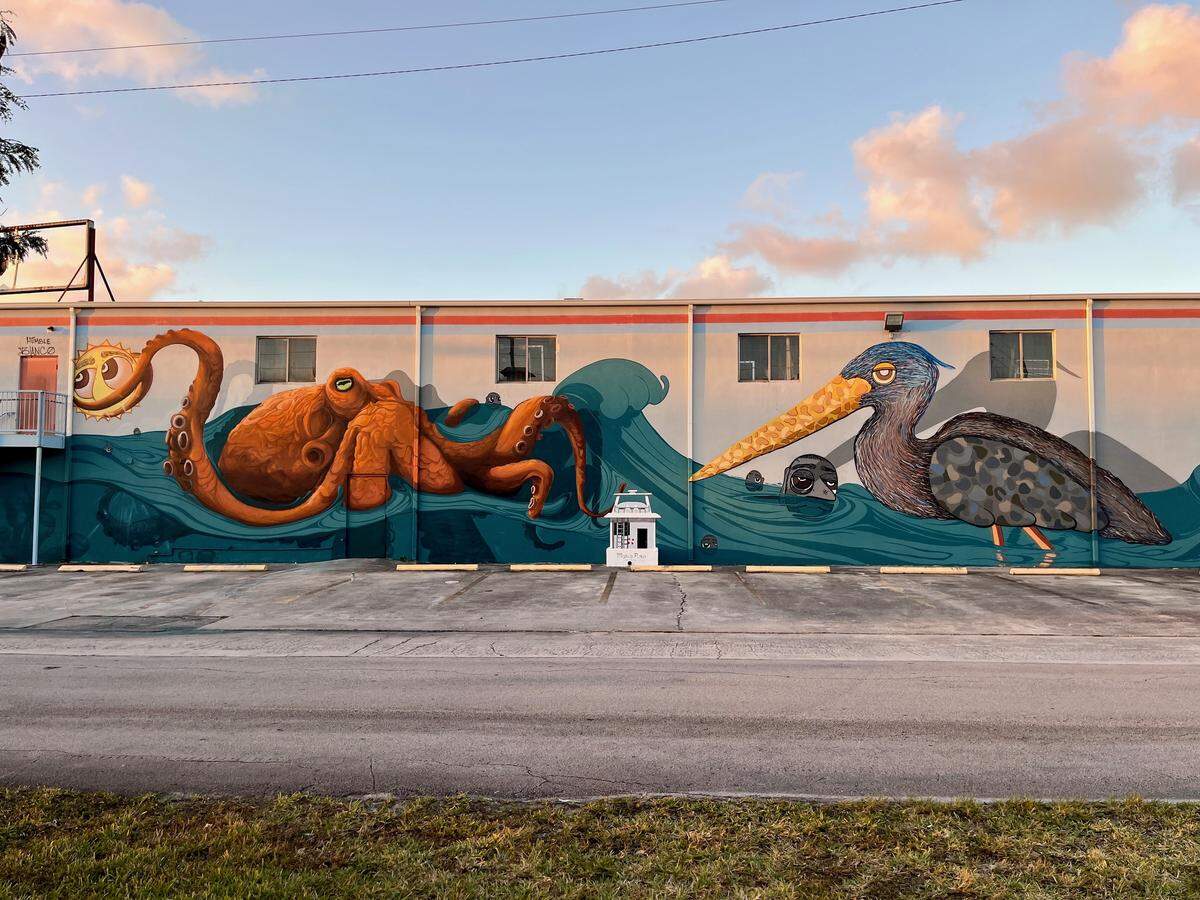 Mural en Medley que mezcla “los mundos” de varios artistas urbanos de Miami y el este de los Estados Unidos, incluido Robert Blanco, Christian “Humble” Kyle, Atomik