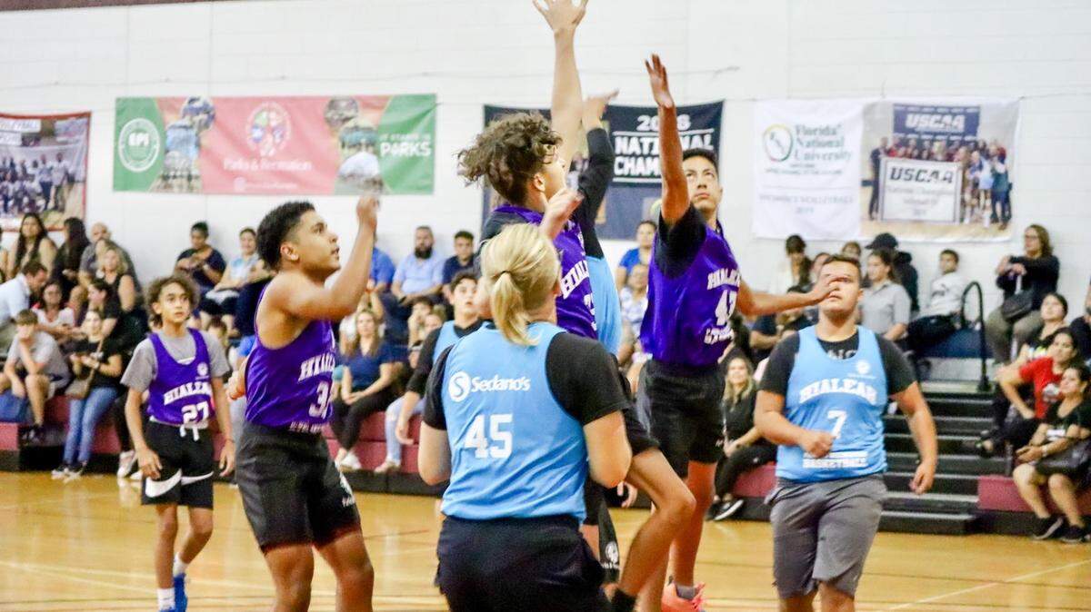 Juego recreacional juvenil de Básquetbol en la ciudad de Hialeah realizando en “Bucky” Dent Park, único gimnasio de baloncesto bajo techo de la ciudad.