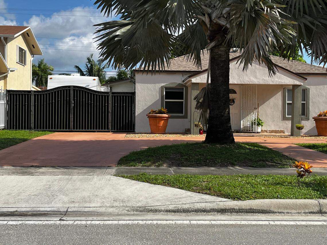 La ciudad de Hialeah propone prohibir el uso de vehículos recreacionales en la parte trasera de la vivienda, permitiendo solo el uso lateral en vehículos de 33 pies y en la parte frontal de 24 pies. Una medida que según las autoridades evitaría la proliferación del alquiler de estos tráiler como vivienda