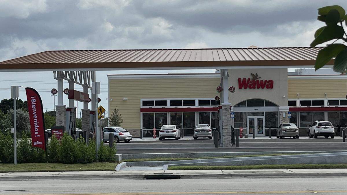 Tras meses de espera abre la primera tienda Wawa en Hialeah, sucursal de gasolineras, tiendas de conveniencia, cafetería y comida, en la Okeechobee Road, específicamente en 2901 W. 16th Ave, en las inmediaciones de los edificios de Pura Vida.