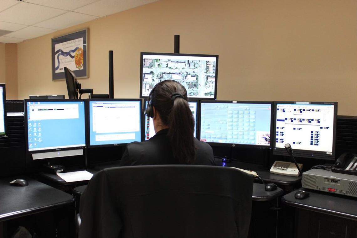 The employees of the 911 emergency service of the city of Hialeah require extensive training that exceeds two years to be able to answer police, medical and fire calls, a demanding but poorly paid job that has left the city with a staff shortage.