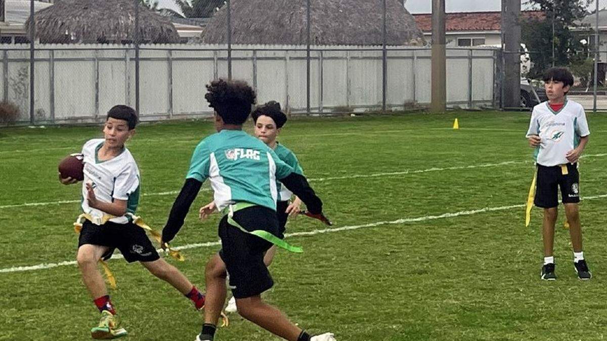 La Ciudad de Hialeah ofrecerá entrenamiento de fútbol de bandera, una variante del fútbol americano en la que, en lugar de derribar a los jugadores al suelo, el equipo defensivo debe quitar una bandera o un cinturón de bandera del portador de la pelota para terminar abajo