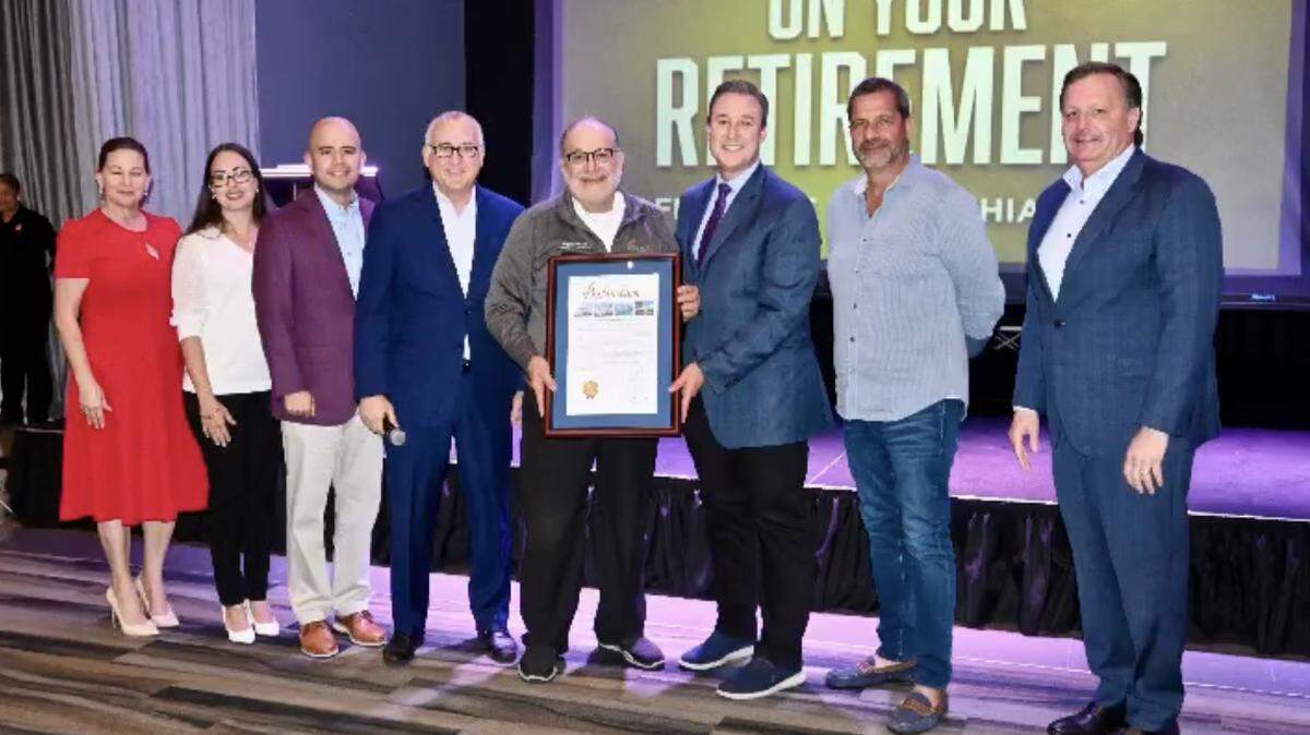 La ciudad de Hialeah le hizo un reconocimiento privado al Director del Departamento Obras Públicas, quien se jubila luego de 25 años en dicha estratégica posición. Lo acompañan a la izquierda concejales Vivian Casáls-Muñoz, Jackequeline García-Roves, Jesús Tundidor, el alcalde Esteban Bovo Jr., centro Armando Vidal, a la derecha el comisionado René García, el concejal Carl Zogby y el exalcalde Julio Robaina  (2005-2011)