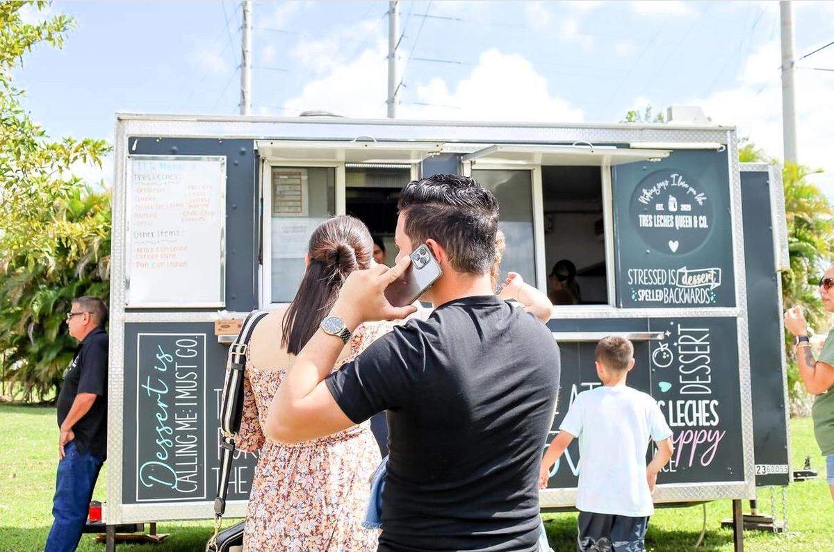 Luego de aprobar en primera discusión ordenanza que regularía los food trucks en Hialeah, la administración suspende hasta nuevo aviso la discusión del tema, prometen realizar un taller con los dueños de este modelo de negocio