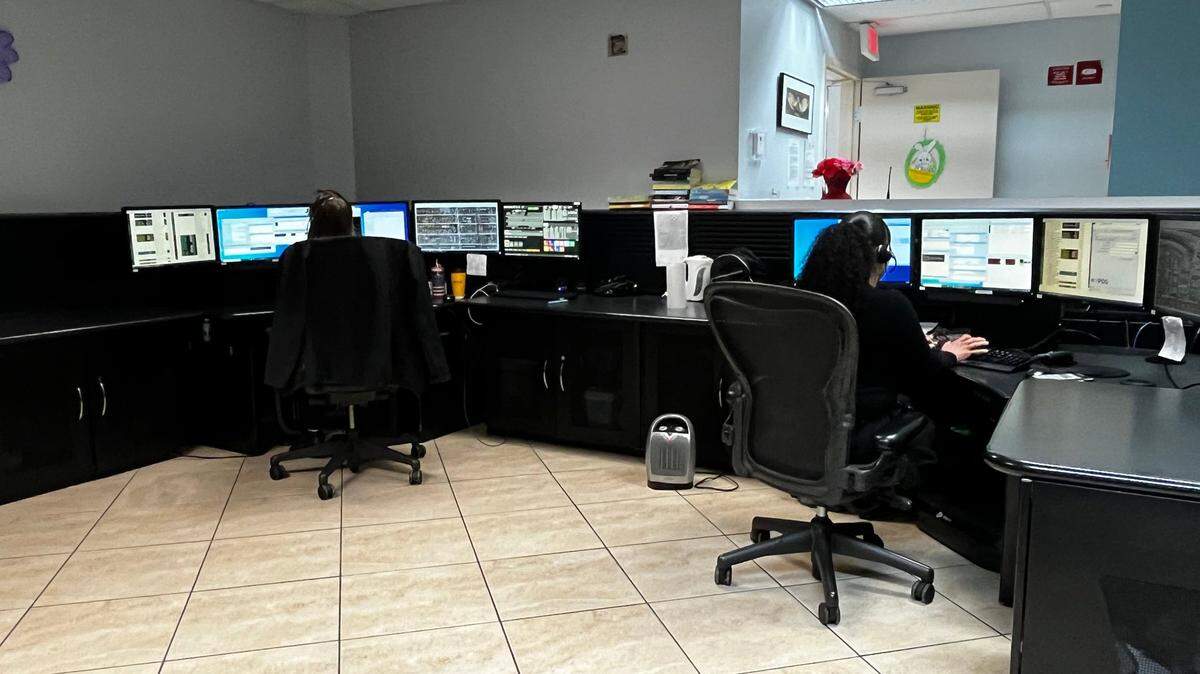 Sala de operaciones del Departamento de Emergencias de la Ciudad de Hialeah, el martes 18 de abril de 2023.
