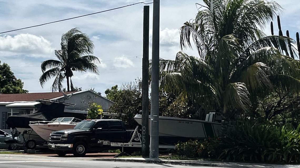 Frecuentemente se observa en el sureste y este de Hialeah que en muchas de las viviendas unifamiliares los residentes estacionen sus embarcaciones, a veces más de una unidad, así como sus vehículos recreacionales. La ciudad proponer restricciones para evitar el abuso.