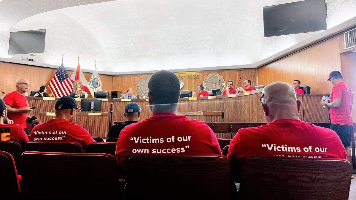 Decenas de bomberos de Hialeah acudieron a la discusión contractual con representantes de la ciudad vistiendo una camiseta que en su parte posterior tenía la frase “víctimas de nuestro propio éxito”, en alusión a la incomodidad que tienen porque en 12 meses de negociación no hayan la “restauración de las jubilaciones” que solicitan