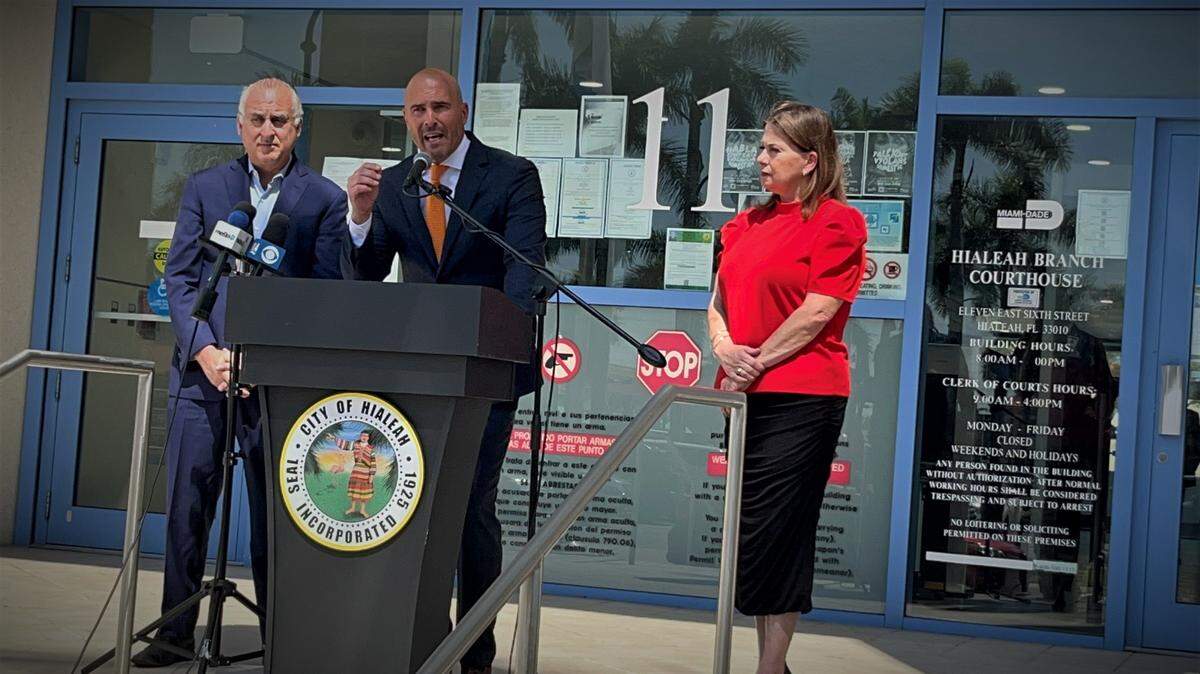 Luis G. Montaldo, secretario interino de los tribunales de Miami-Dade, habla en Hialeah junto con el alcalde de la ciudad Esteban Bovo Jr. y la concejal Vivian Casáls-Muñoz