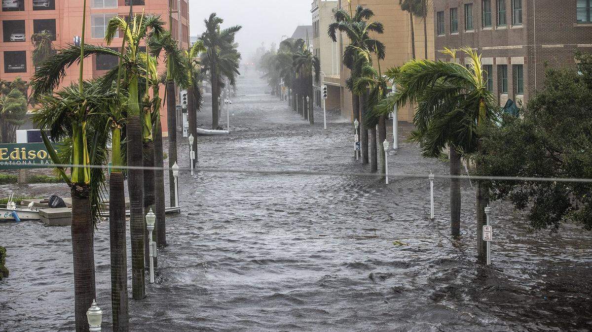 Las calles del centro de Fort Myers se inundaron debido a la marea del río Caloosahatchee cuando el huracán Ian golpeó la costa oeste de la Florida como tormenta de categoría cuatro, el miércoles 28 de septiembre de 2022. El ahogamiento se ha convertido en la principal causa de muerte por la tormenta.