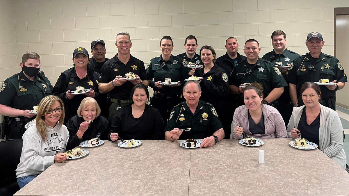 Integrantes del Departamento de la Policía del Condado Nassau, Florida, celebraron el 28 de enero de 2022 el traslado de una prisionera conflictiva.