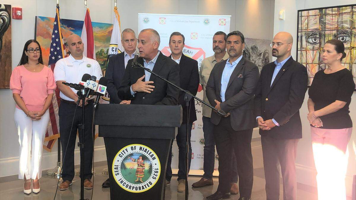 El alcalde de Hialeah, Esteban Bovo Jr, junto al comisionado del distrito 13 de Miami-Dade, René García, el congresista Mario Díaz-Balart, los representantes estatales Alex Rizo, Tom Fabricio y los concejales Jacqueline García-Roves, Vivian Casáls-Muñoz, Jesús Tundidor y Carl Zogby, anunció que la ciudad dispondrá de centros de recolección de insumos para ayudar a habitantes de la costa oeste afectados por el paso del huracán Ian.