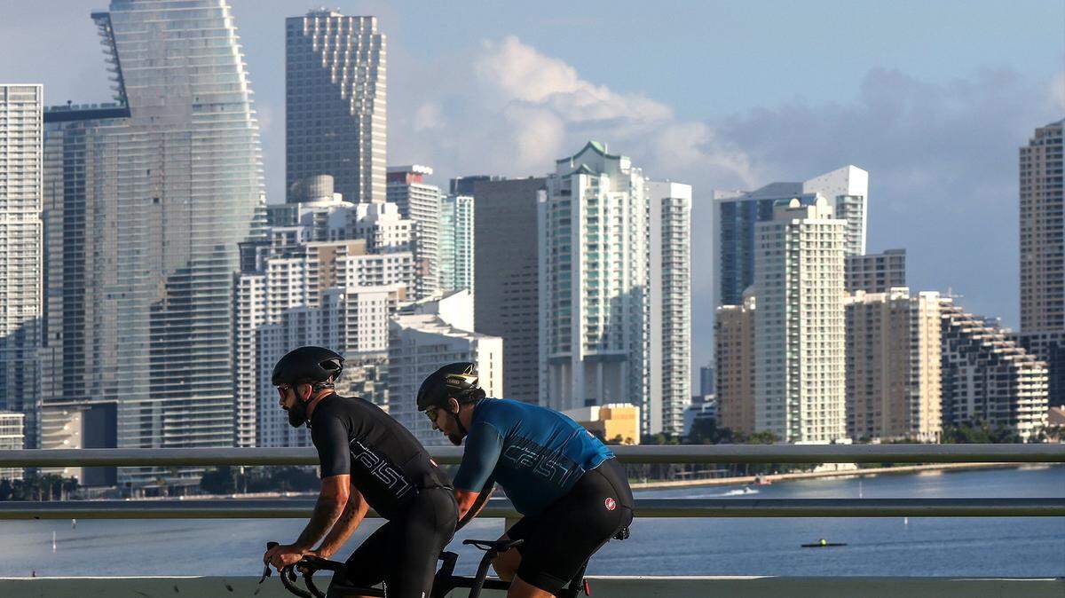 Los ciclistas recorren la Rickenbacker Causeway con Brickell, en el Condado Miami-Dade, Florida.