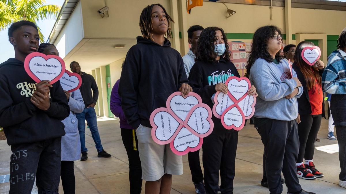 North Lauderdale, FL- 14 de febrero de 2023 - Los estudiantes de séptimo grado tienen los nombres de quienes perecieron en el tiroteo en Marjorie Stoneman Douglas durante una pequeña ceremonia conmemorativa en Silver Lakes Middle School en North Lauderdale.