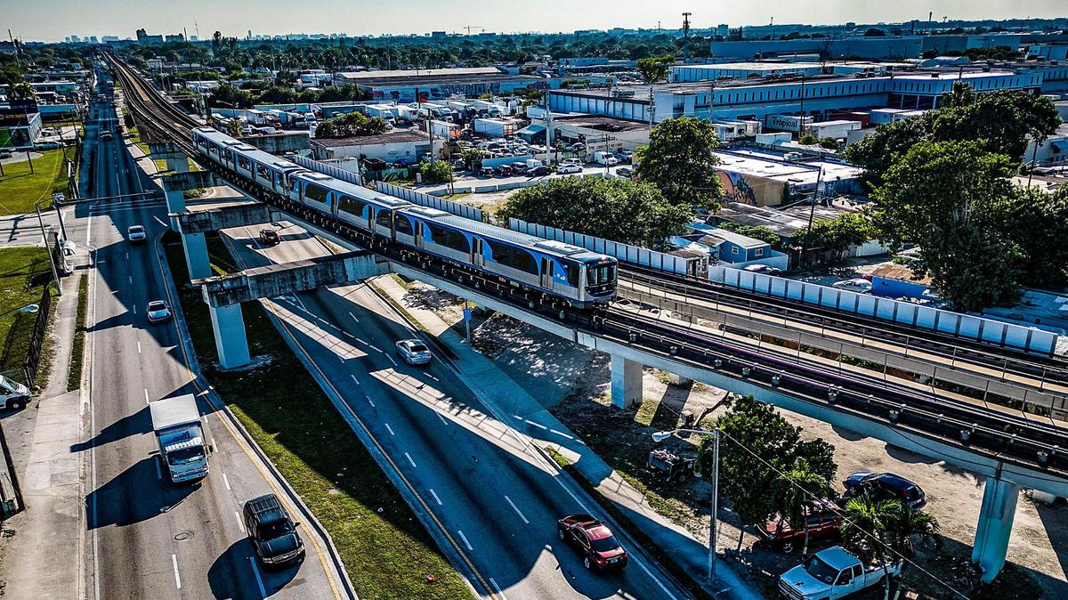 Vista del Metrorail viajando rumbo norte por la 27 Avenida unos minutos antes de llegar a la estación de Northside, en la 79 Calle del North West, a principios de diciembre de 2023. El impuesto de medio centavo sobre las ventas en Miami-Dade ayuda a financiar el sistema Metrorail.