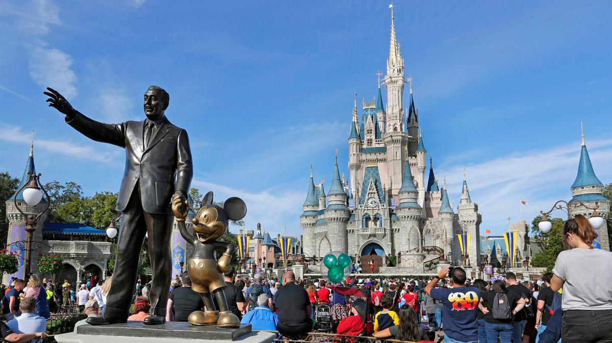 ARCHIVO - En esta foto del 9 de enero de 2019, los invitados ven un espectáculo cerca de una estatua de Walt Disney y Micky Mouse frente al Castillo de Cenicienta en Magic Kingdom en Walt Disney World en Lake Buena Vista, Florida. (Foto AP/John Raoux)
