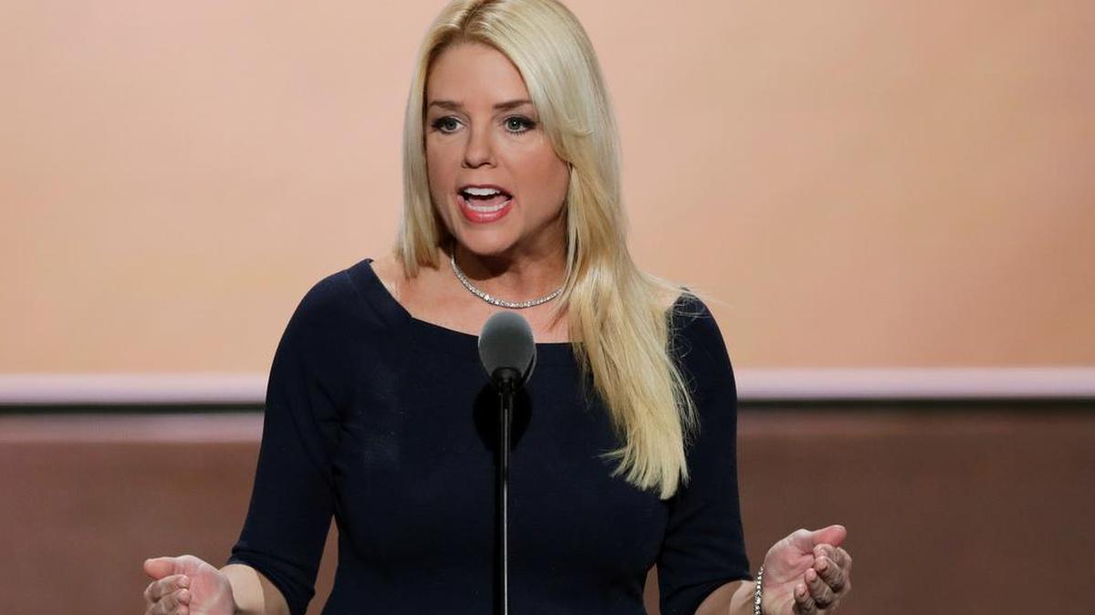 La fiscal general de Florida, Pam Bondi, habla durante la Convención Nacional Republicana en Cleveland el 20 de julio de 2016.