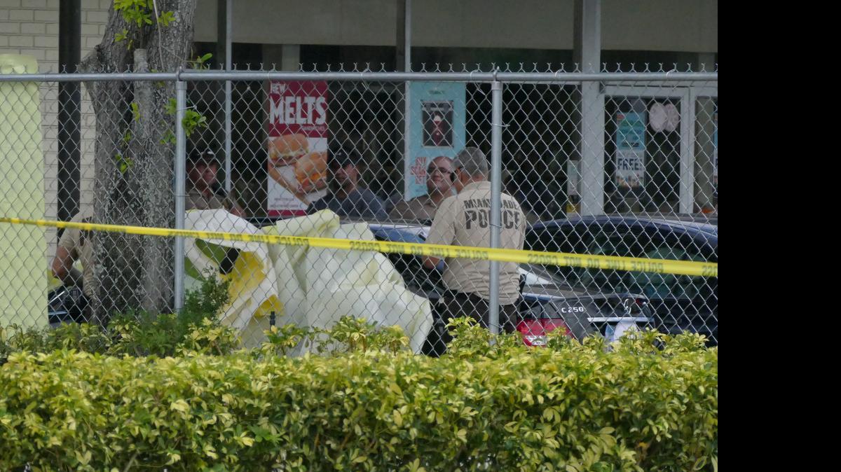 La policía de Miami-Dade está investigando un tiroteo cerca de una tienda 7-Eleven, en Miami Shores, en donde murió una mujer, el viernes 15 de mayo.
