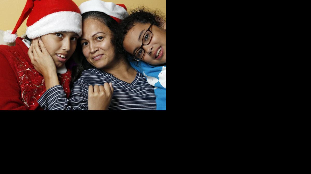 
Sofía García (izq.) junto a su madre Elena y su hermana Rachel en su casa de Homestead. Desde junio del año pasado, cuando se dañó el motor del único auto de la casa, llevar a Sofía a las terapias se ha convertido en un calvario para la familia.


