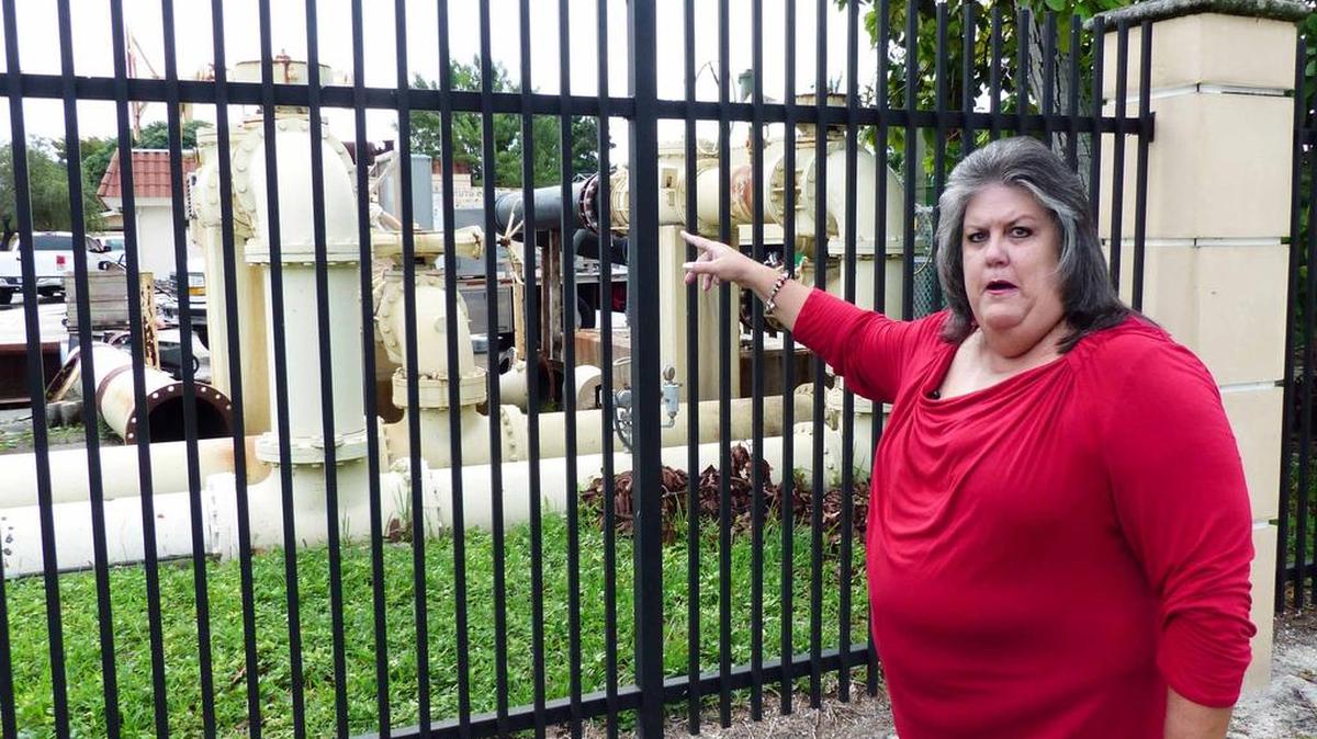 Tania García, residente de Hialeah, comenta este jueves sobre el incendio que se desató en horas de la mañana en la subestación 106 de bombeo de desagües.