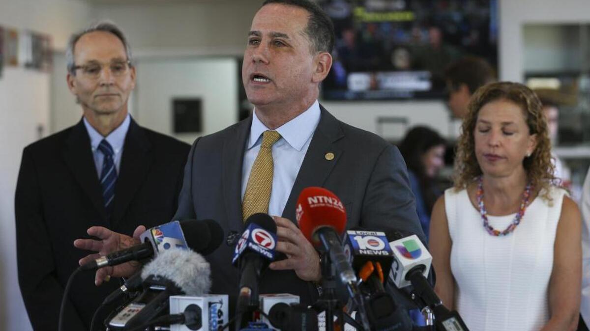El alcalde de Miami Beach Philip Levine junto a la legisladora Debbie Wasserman Schultz en una conferencia de prensa el lunes 22 de agosto de 2016.