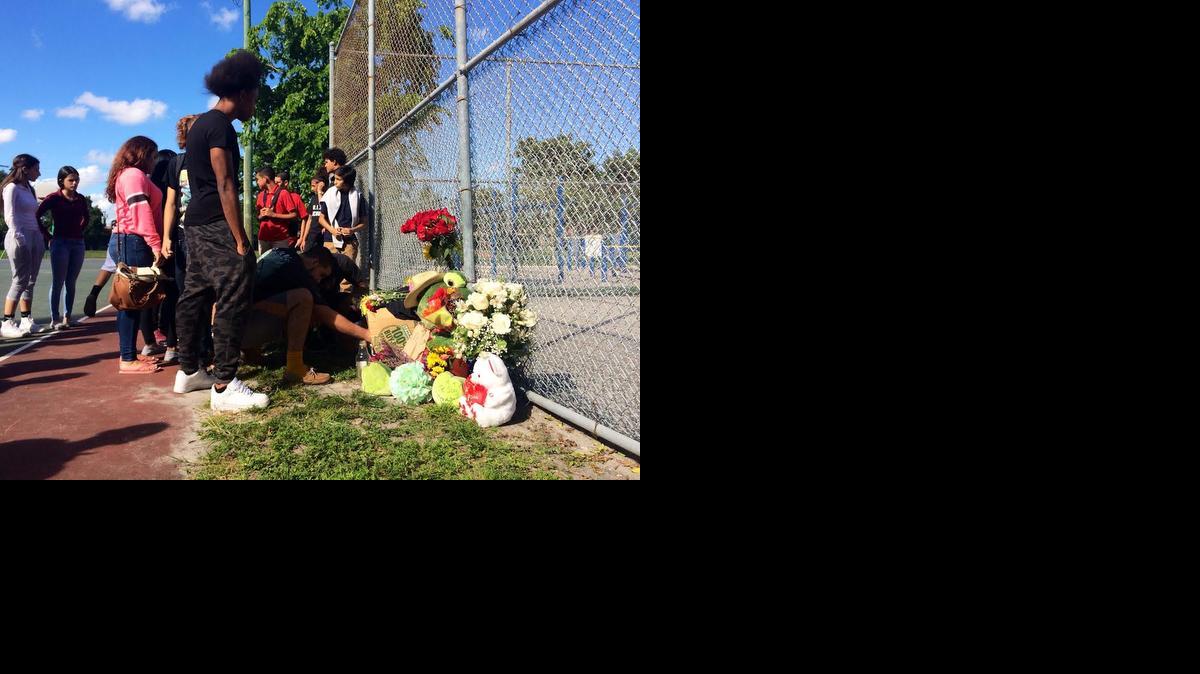 
El martes el ambiente era triste en Coral Gables High, donde hubo abundantes lágrimas y muchos estudiantes vistieron de negro. Al terminar las clases, docenas de estudiantes se dirigieron en masa al Kinloch Park con flores, peluches, velas y notas.


