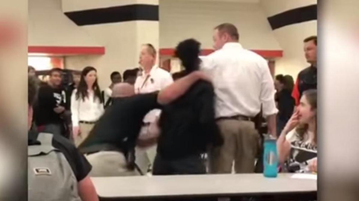 Captura de imagen del momento en el que un policía del Condado Volusia, Florida, se abalanza contra un joven de 16 años que aparentemente estaba amenazando al personal de la escuela.