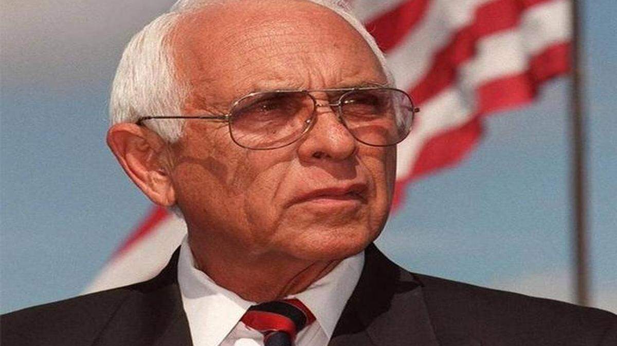 Eugenio Rolando Martínez (foto superior), agente de la CIA cuando allanaron la sede del Partido Demócrata en Watergate, y los hermanos Antonio (izq.) y Patricio de la Guardia (foto inferior) durante el juicio por narcotráfico en Cuba,en 1989.