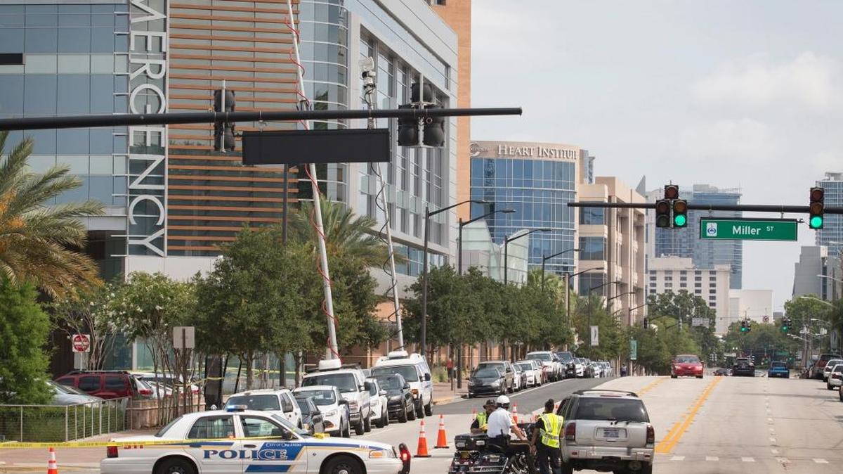 Foto del 12 de junio. Agentes de la Policía custodian la entrada del Orlando Health Center, donde algunas de las víctimas de la masacre del nightclub Pulse, son tratados.