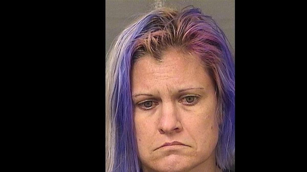 Jeanette Homan fue arrestada el jueves por cargos de negligencia infantil y perjurio.