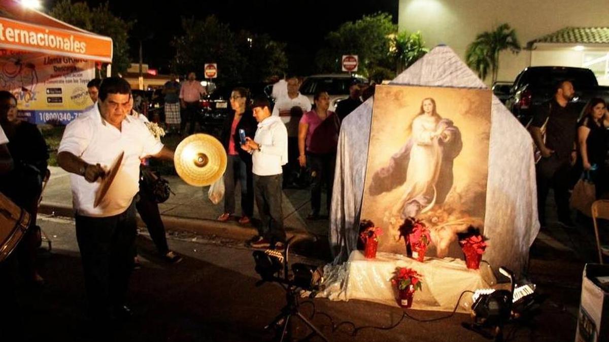 Ivan Morales interpreta el miércoles una canción dedicada a la Purísima e Inmaculada Concepción de María, en Sweetwater.