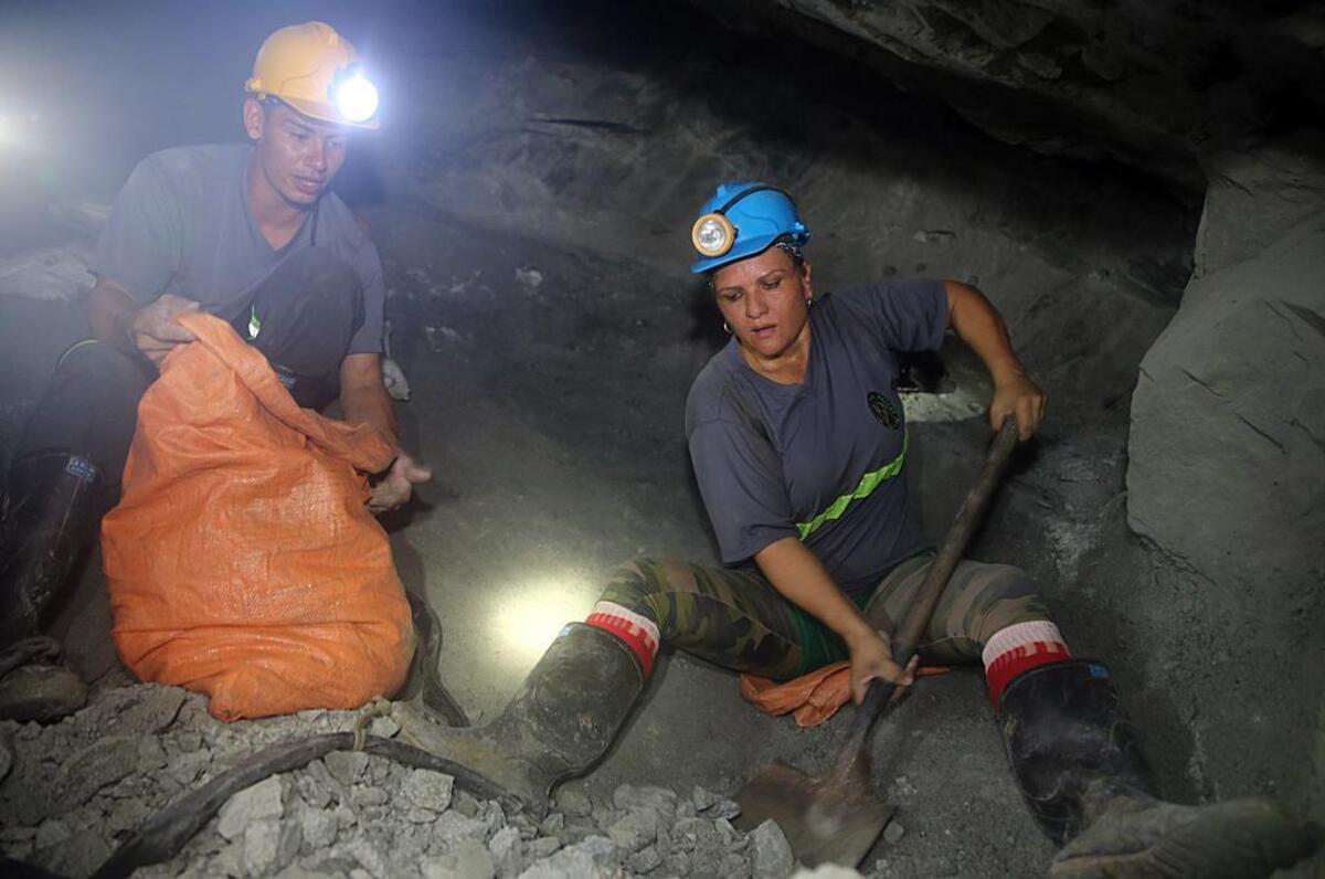 Marina S. Hincapié, la única mujer en una cuadrilla de mineros que trabajan a 380 metros de profundidad en la mina de oro independiente de Las Brisas, en el poblado de Segovia, departamento de Antioquia, Colombia.