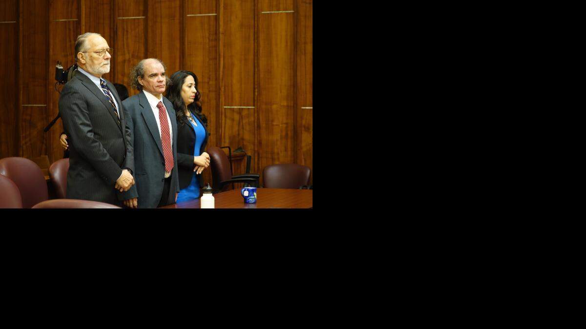 
Rodobaldo Sanchez, rodeado de los abogados Lucian Ferster (izq.) y Damaris Del Valle (der.) en corte el viernes.
