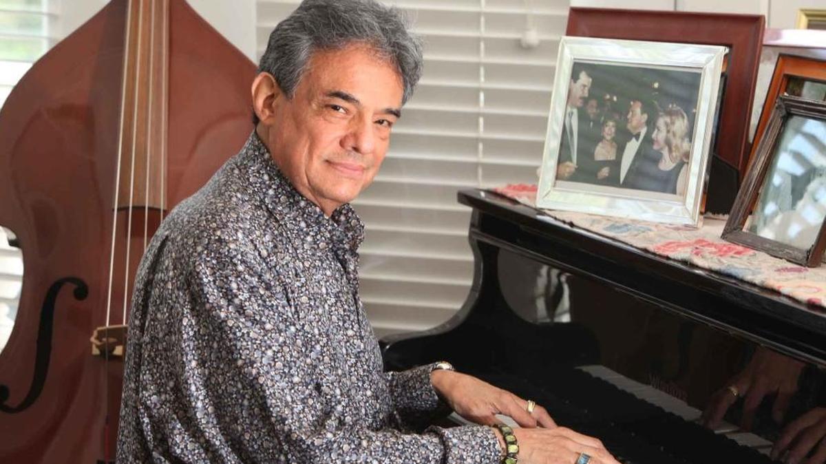 José José al piano en su casa en Coral Gables, en mayo del 2012.