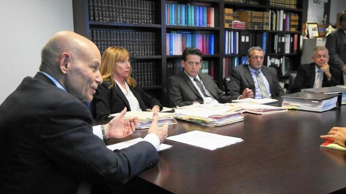 El fiscal estatal de Broward, Michael J. Satz (izq.) y los fiscales Mari Blumstein y Jeff Marcus, Peter Holder y Michel Horowitz en una entrevista con el Sun Sentinel.