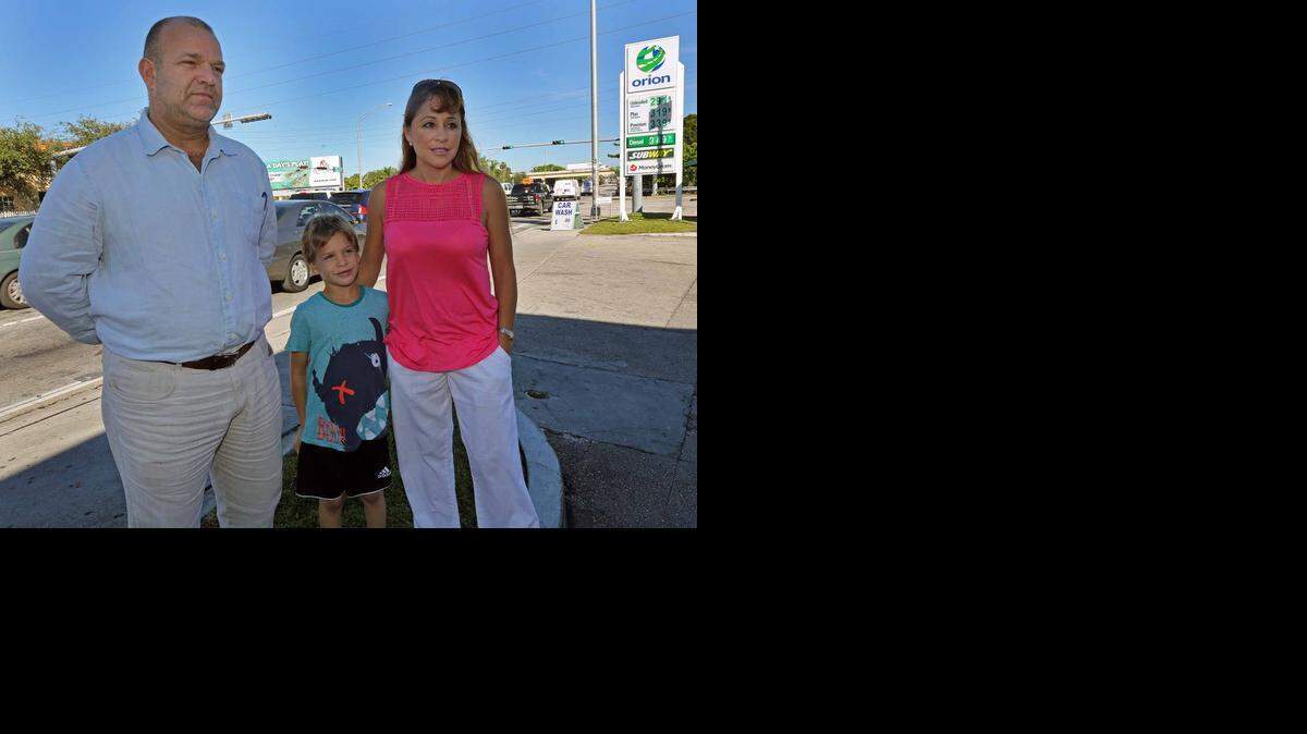 
Roberto Paresce, su hijo Danielle y su esposa Lourdes García, si tienen un problema con el nuevo cobro de peaje que MDX ha establacido en el SR836 y la 112.


