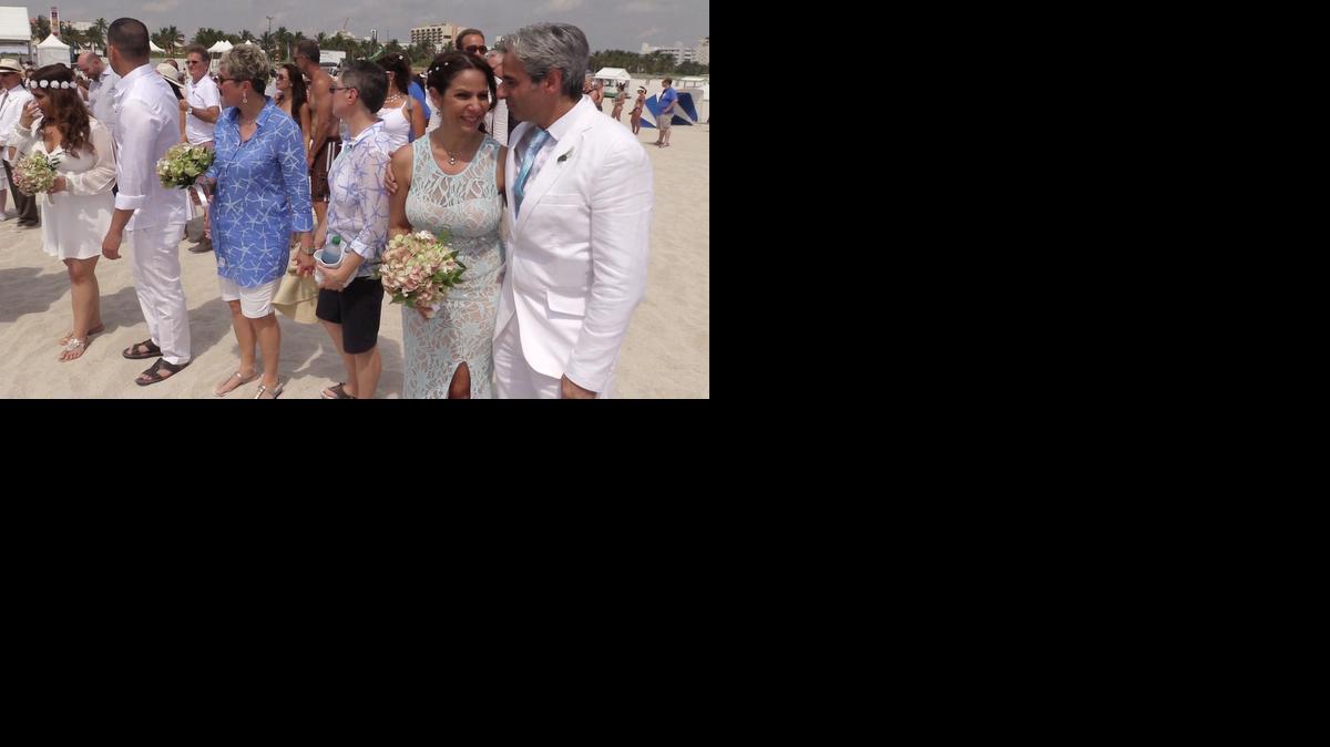 
Parejas se casaron mientras otras renovaron sus votos este lunes en Miami Beach como parte de las celebraciones del centenario de la ciudad. A la derecha Yvette y Giovanni esperan su turno.



