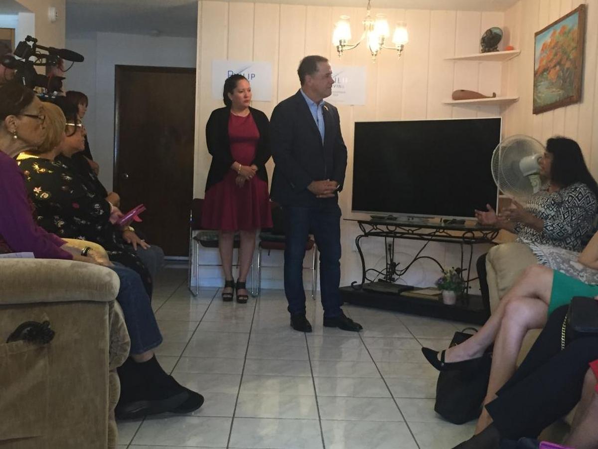 El candidato a la gobernación Philip Levine durante una escala en el centro de Florida el martes criticó la respuesta del gobernador Rick Scott tras el huracán María en Puerto Rico.
