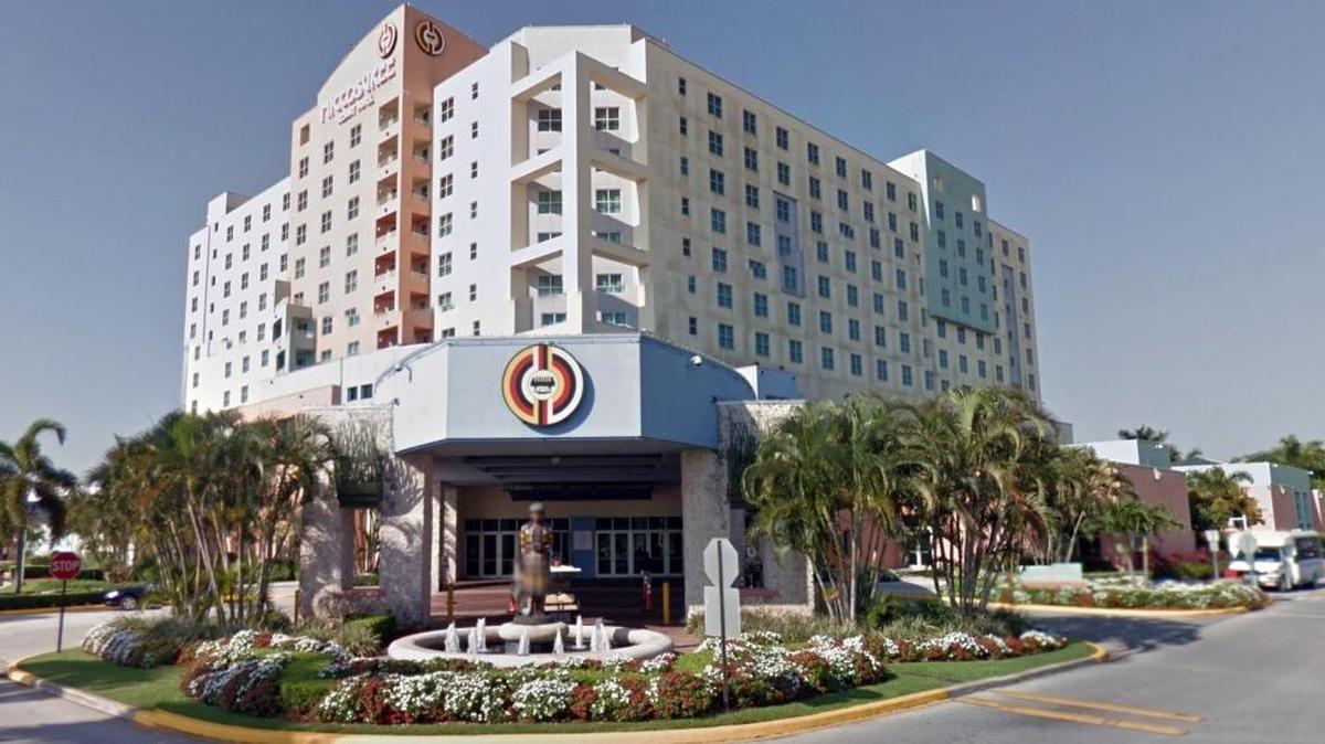 Imagen que muestra la entrada del hotel y casino Miccosukee, en el suroeste del Condado Miami-Dade.