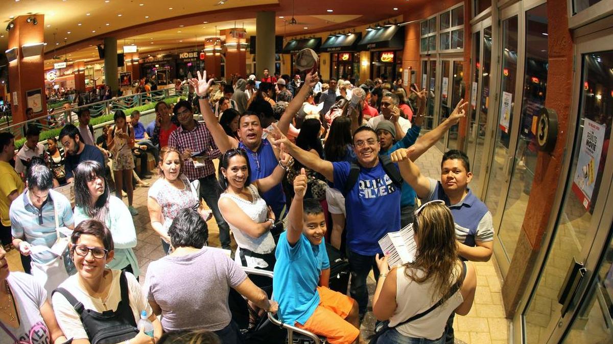 Sin perder el ánimo, cientos de personas esperaban el jueves por horas en las puertas de entrada al Dolphin Mall para la arrancada de las compras navideñas.