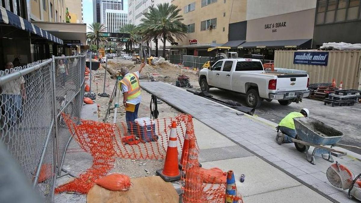 Un trabajador supervisa una de las obras de reconstrucción en la Calle Flagler en febrero.