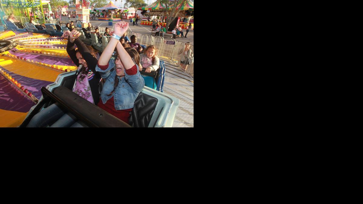 
Michelle Varela, izq., y Jennifer Ravelo, disfrutan de una de las atracciones de la Feria y Exposición de Miami-Dade, el 14 de marzo del 2014. Este año La Feria expandirá por primera vez su permanencia a 21 días, en lugar de los 18 acostumbrados.
