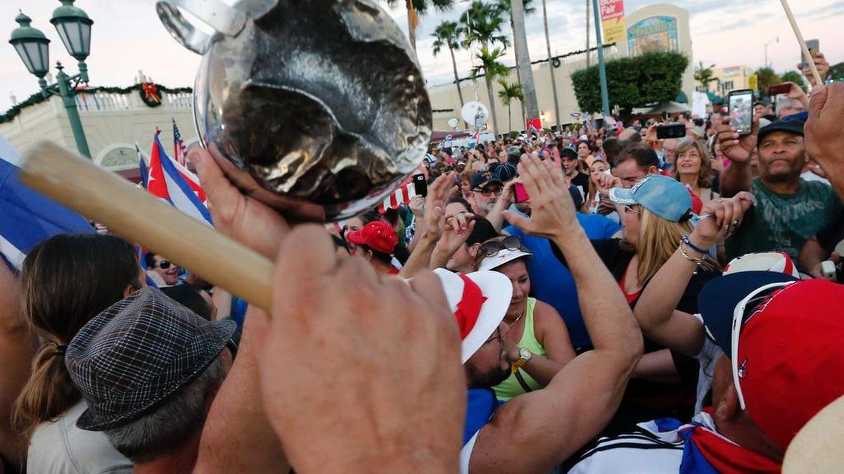 Cubanoamericanos celebran la muerte del líder cubano Fidel Castro en las calles del barrio de la Pequeña Habana de Miami, Florida, el 26 de noviembre de 2016.